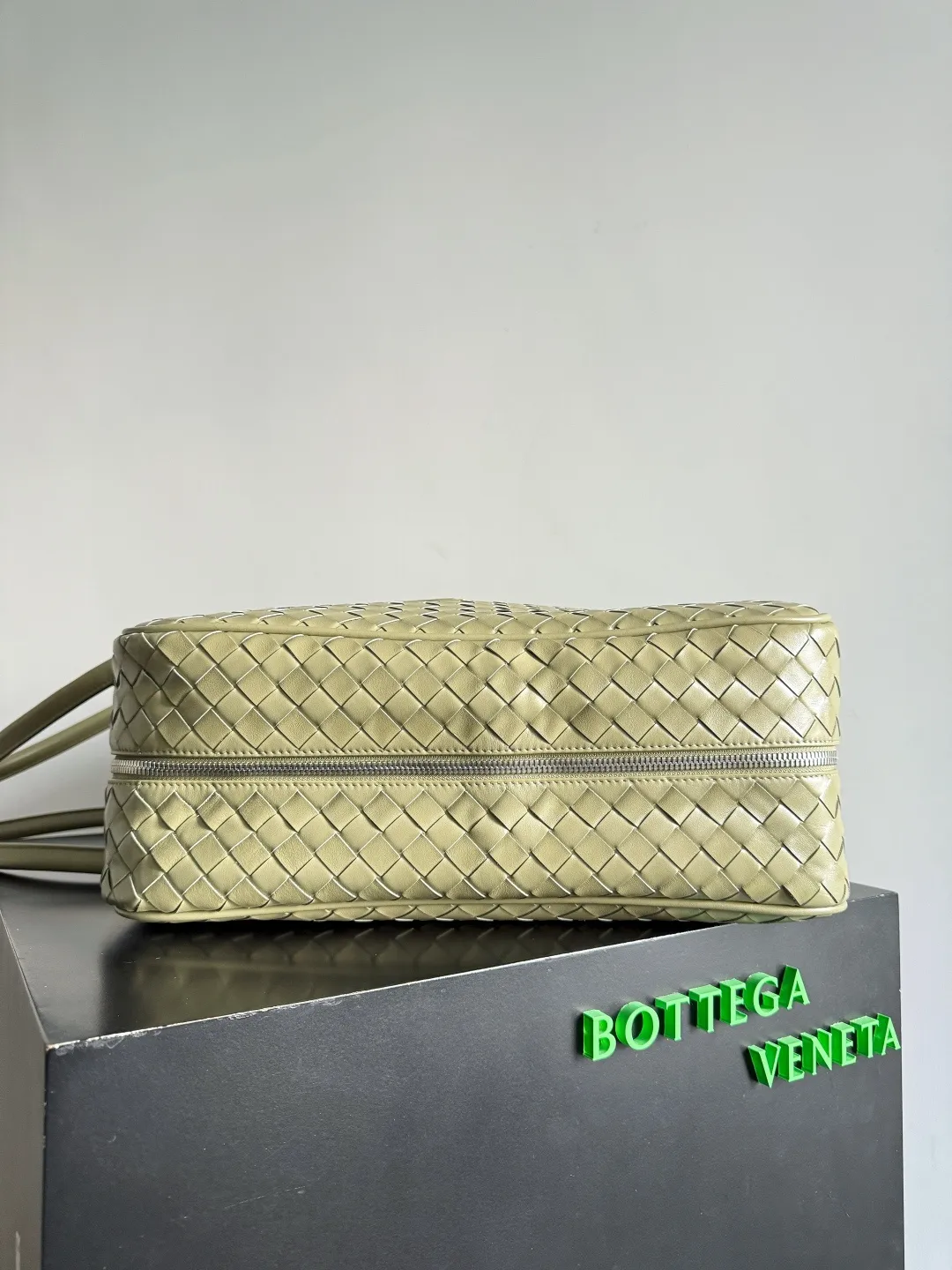 Batch 3960 Let's go on a trip✈️BOTTEGA VENETA travel bag is no heavier than a suitcase. The capacity and lightness of this travel bag are really suitable for short trips. The soft cow leather reduces the burden on the hands and the capacity is very nice. Style number: 765620 Size: 50*41*15cm